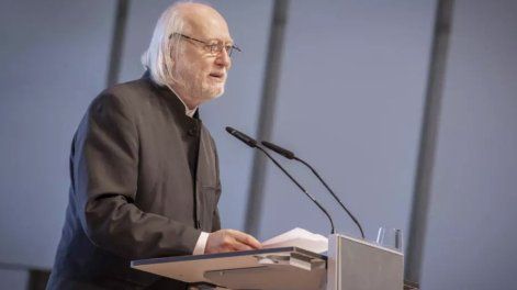 El escritor húngaro Laszlo Krasznahorkai pronuncia un discurso durante la ceremonia de entrega del “Premio Nacional Austriaco de Literatura Europea” el 26 de julio de 2021 en Salzburgo, Austria.