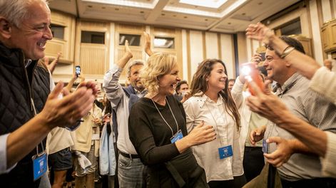 Búsqueda | Dirigentes de los distintos partidos esperaron los resultados en el Ball Room del Radisson. Foto: Nicolás Garrido