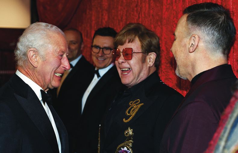 El rey Charles III&nbsp;de Gran Bretaña&nbsp;se encontró con&nbsp;Elton John y&nbsp;David Furnish en&nbsp;el espectáculo&nbsp;benéfico&nbsp;Royal Variety&nbsp;Performance, en el&nbsp;Royal Albert Hall