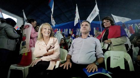 Carolina Cosse y Yamandú Orsi durante el acto del Frente Amplio en Progreso, Canelones, el 15 de junio&nbsp;