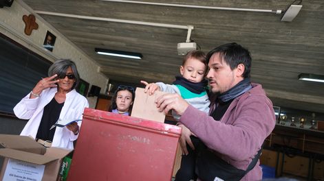 Votación en el colegio La Mennais, en Montevideo