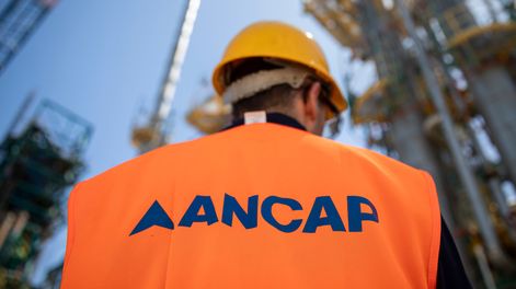 Trabajador en refinería de La Teja de Ancap.