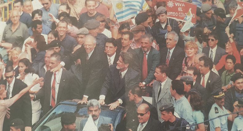 El recorrido hacia plaza Independencia de Jorge Batlle y Luis Hierro, en el inicio del último gobierno colorado. Foto Tomada de Últimas Noticias, 2 de marzo de 2000