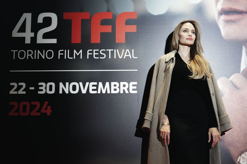 Angelina Jolie presentó en la 42ª edición del certamen italiano de cine su último trabajo como directora, Sin sangre.