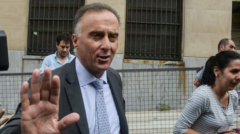 Fernando Calloia retirándose del Juzgado. Foto: Santiago Mazzarovich / adhocFotos
