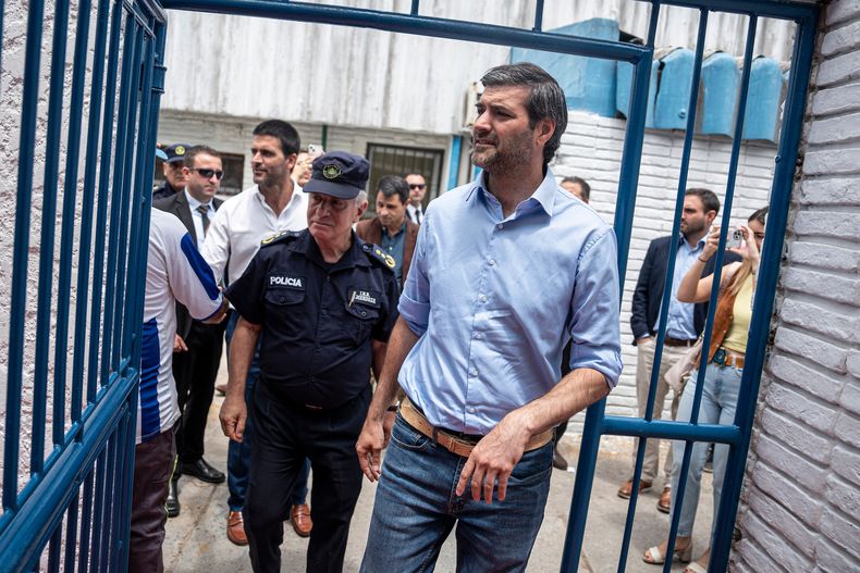 Luis Mendoza y Nicolás Martinelli en 2024, durante una recorrida por exComcar; la Policía Nacional investiga si fueron amenazados por el mismo grupo criminal que atacó a Mónica Ferrero.&nbsp;