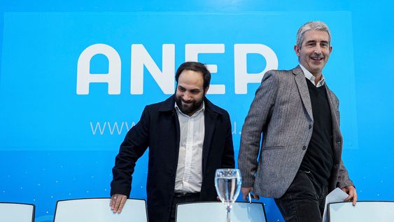 Gonzalo Civila, ministro de Desarrollo Social, y Pablo Caggiani, presidente de la ANEP. Gonzalo Civila, ministro de Desarrollo Social, y Pablo Caggiani, presidente de la ANEP.