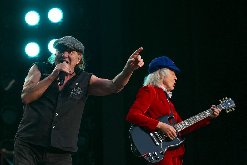 Brian Johnson y Angus Young durante la gira Power Up Tour.
