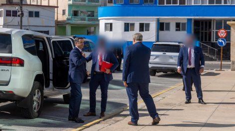 Fotografía difundida por la Agencia Central de Inteligencia (CIA) de su director, John Ratcliffe (i), a su llegada a una reunión con altos funcionarios del Gobierno de Cuba este jueves, en La Habana (Cuba).