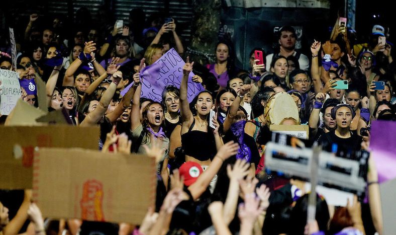 Marcha por el Día Internacional de la Mujer en la avenida 18 de Julio.