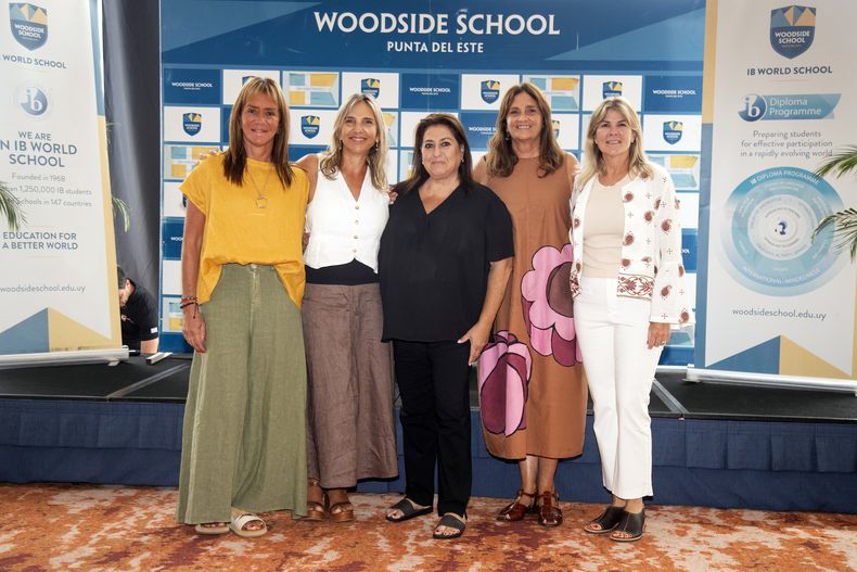 Las fundadoras de Woodside School Blanca Brause, Claudia Domínguez, Laura Pollio y Susan Griffin rodean a la especialista en educación Laura Lewin.