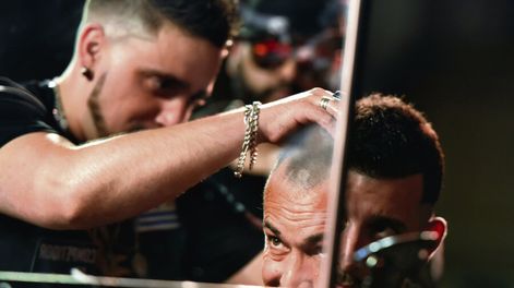 Búsqueda | Un peluquero cortando el pelo en un concurso en Montevideo. Foto: Nicolás Celaya / adhocFOTOS