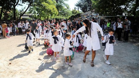 Maestra y alumnos de la Escuela Nº 130&nbsp;