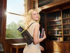 La embajadora de Coach, Elle Fanning, eligió la novela Sensatez y sentimiento de Jane Austen para que sea parte de la colección “Explora tu historia”. La embajadora de Coach, Elle Fanning, eligió la novela Sensatez y sentimiento de Jane Austen para que sea parte de la colección “Explora tu historia”.
