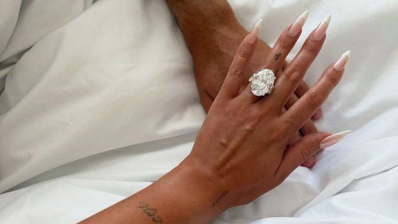 Cristiano Ronaldo sorprendió a su futura esposa con un anillo de compromiso de diamantes valuado en mas de seis millones de euros; una joya que solo se consigue en subastas o en grandes distribuidores de diamantes Cristiano Ronaldo sorprendió a su futura esposa con un anillo de compromiso de diamantes valuado en mas de seis millones de euros; una joya que solo se consigue en subastas o en grandes distribuidores de diamantes
