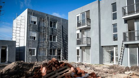 Las políticas del MVOT prevén dar respuestas “transitorias” mientras se avanza en soluciones habitacionales “definitivas” de relocalización o regularización.