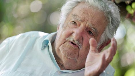 José Mujica en su chacra durante una entrevista con Búsqueda
