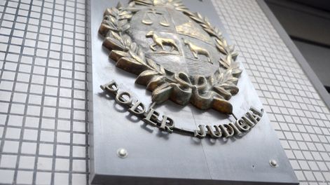 Cartel del Poder Judicial en la fachada del juzgado de la calle Juan Carlos Gómez esquina Reconquista. Foto: Pablo Vignali / adhocFOTOS