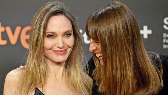 La participación de&nbsp;Angelina Jolie fue una&nbsp;de las grandes sorpresas del festival; la actriz posó junto a Alice&nbsp;Winocour, directora de&nbsp;Couture, el filme que&nbsp;protagoniza.&nbsp;