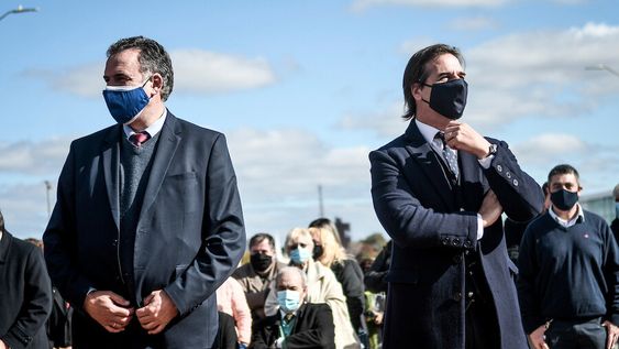 Yamandú Orsi y Luis Lacalle Pou. Foto: Javier Calvelo / adhocFOTOS Yamandú Orsi y Luis Lacalle Pou. Foto: Javier Calvelo / adhocFOTOS