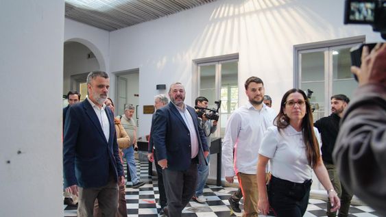 El intendente de Montevideo, Mario Bergara, recorre la sede colorada con autoridades del Comité Ejecutivo Departamental montevideano. El intendente de Montevideo, Mario Bergara, recorre la sede colorada con autoridades del Comité Ejecutivo Departamental montevideano.