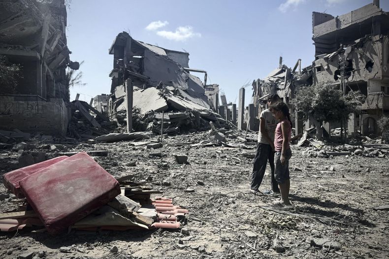 Dos niños recorren una calle de Gaza, sábado 4 de octubre de 2025.