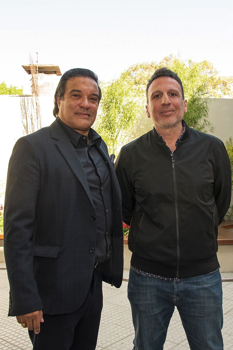 El director comercial del Casmu Osvaldo Barrios con el director de la película Greg Mortimer Federico Lemos