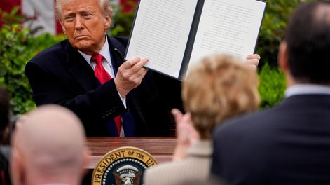 Donald Trump sostiene una orden ejecutiva firmada durante un anuncio de aranceles en la Casa Blanca