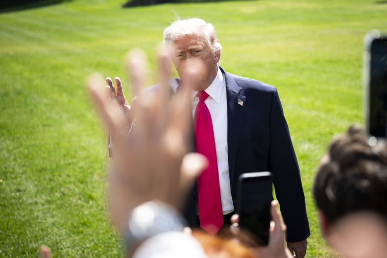El presidente estadounidense Donald Trump habla con miembros de la prensa en el jardín sur de la Casa Blanca antes de partir en el Marine One, en Washington, D.C., EE. UU., el 16 de abril de 2026.