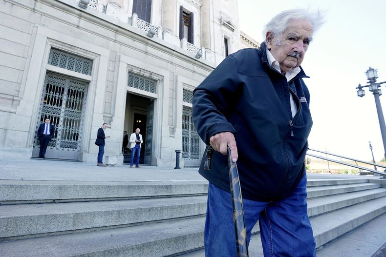 José Mujica a la salida del Palacio Legislativo, el 17 de diciembre de 2024