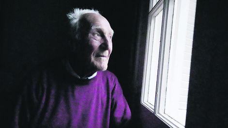 Búsqueda | Aurelio González en su casa de Malvín. Foto: Javier Calvelo / adhocFOTOS