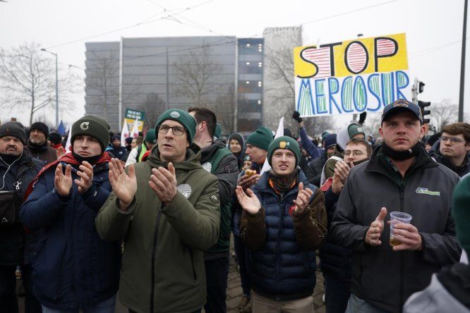 Agricultores europeos celebran a las puertas del Parlamento Europeo tras la votación para remitir el caso al Tribunal de Justicia de la Unión Europea en relación con el acuerdo comercial entre la UE y el Mercosur en Estrasburgo, Francia, el 21 de enero de 2026.
