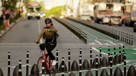 Ciclovía por la avenida 18 de Julio, en Montevideo