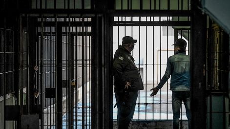 Un policía dialoga con un recluso en una imagen de 2024 en el módulo 11 de la cárcel de Santiago Vázquez, el antiguo Comcar