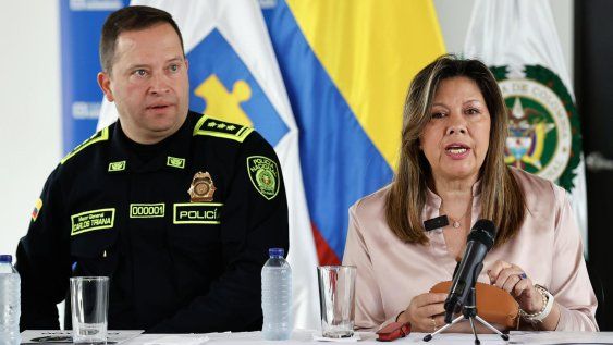 La fiscal general de Colombia, Luz Adriana Camargo, habla durante una rueda de prensa este lunes, en Bogotá (Colombia). Camargo aseguró que la investigación por el atentado contra el senador Miguel Uribe Turbay apunta a un grupo criminal organizado y confirmó que las autoridades están enfocadas ahora en esclarecer quiénes fueron los autores intelectuales del ataque &nbsp;