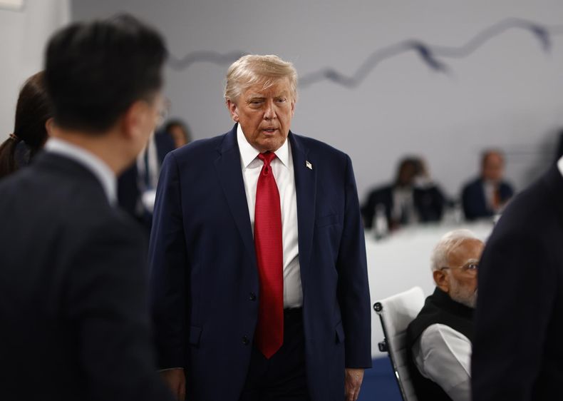 El presidente de Estados Unidos, Donald Trump, asiste a una sesión de trabajo en el Hotel Royal durante la cumbre del G7 en Evian-les-Bains, Francia, el 17 de junio de 2026.