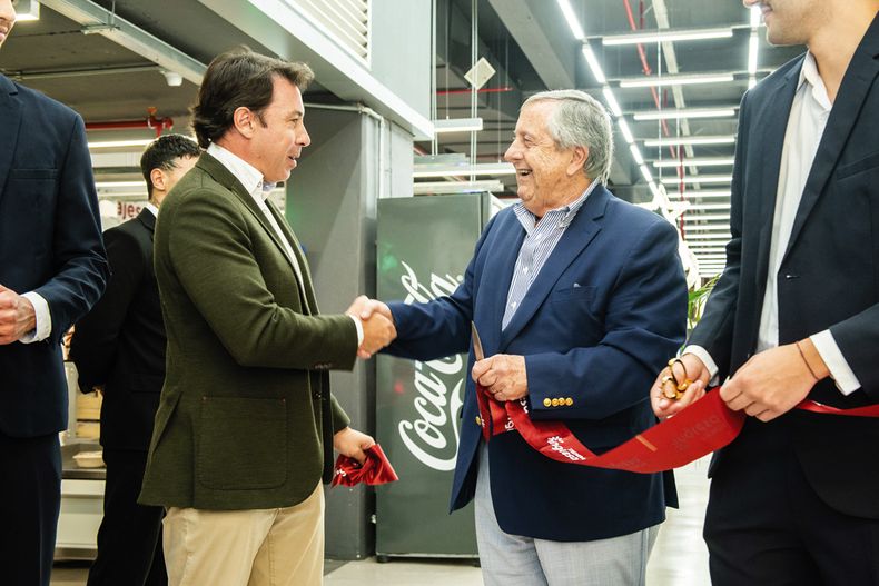 El director general de Tienda Inglesa Juan Manuel Parada con el director de Montevideo Shopping Carlos Lecueder