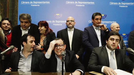Diputados oficialistas en una conferencia de prensa. Foto: Javier Calvelo / adhocFOTOS Diputados oficialistas en una conferencia de prensa. Foto: Javier Calvelo / adhocFOTOS