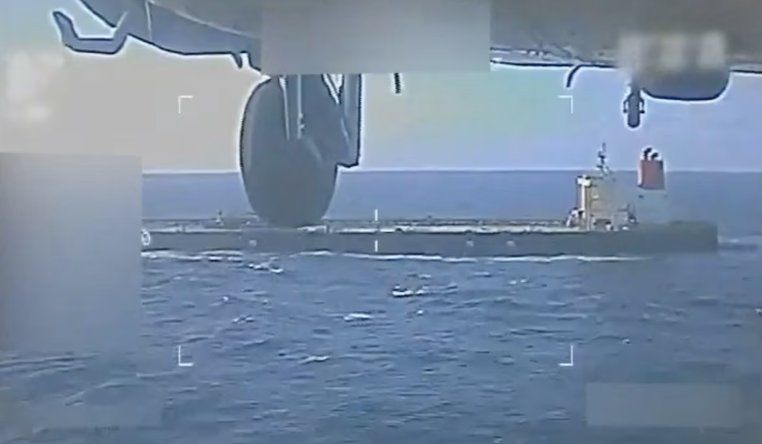 Un helicóptero militar estadounidense sobrevuela un petrolero durante su incautación frente a Venezuela, según la fiscal general Pam Bondi, 10 de diciembre de 2025.