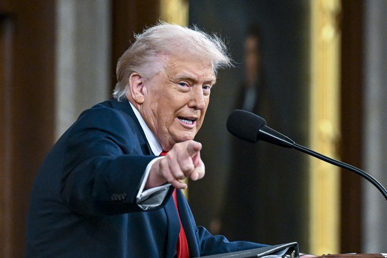 El presidente estadounidense, Donald J. Trump, pronuncia su primer discurso sobre el Estado de la Unión de su segundo mandato ante una sesión conjunta del Congreso en la Cámara de Representantes del Capitolio, en Washington, el 24 de febrero de 2026.