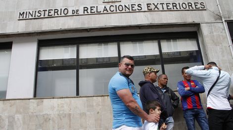 Inmigrantes frente a la sede de la Cancillería uruguaya