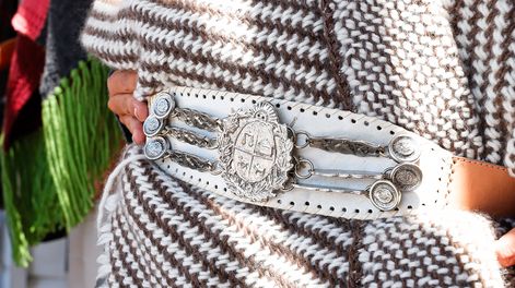 Detalles patrios en cintos anchos.