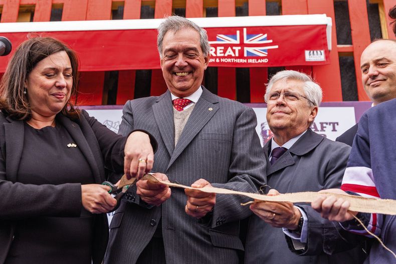 La embajadora británica Faye O’Connor con el ministro de Ganadería, Agricultura y Pesca Fernando Mattos y el ministro de Turismo Tabaré Viera durante la apertura del stand británico