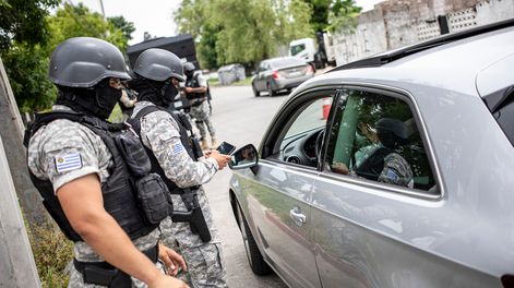 Dos oficiales de la Guardia Republicana durante un procedimiento ordenado por el Ministerio del Interior en Villa Española.