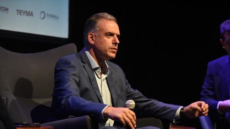 Yamandú Orsi durante el ciclo Desayunos Electorales de Búsqueda