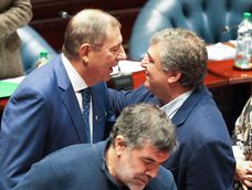 El ministro Gabriel Oddone y el senador Sergio Botana en la interpelación efectuada el 22 de junio.