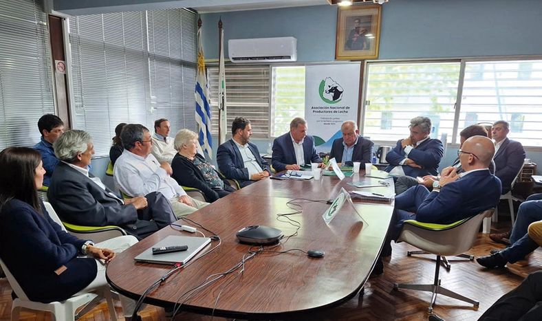 Integrantes de la ANPL y de Conaprole reunidos con el candidato a la Presidencia de la República por el Partido Nacional, Álvaro Delgado, y su equipo