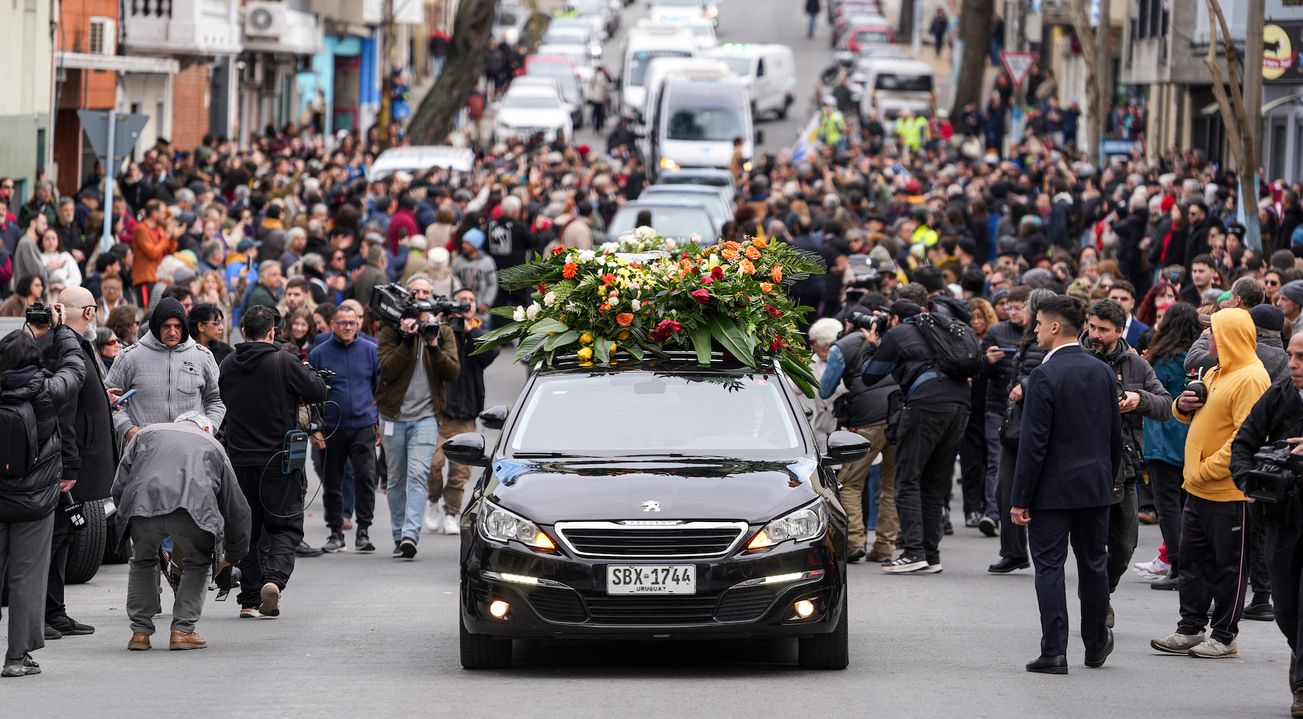 Cortejo fúnebre de Ruben Rada en el barrio Palermo en Montevideo.