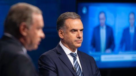 Yamandú Orsi y Álvaro Delgado, durante el debate presidencial