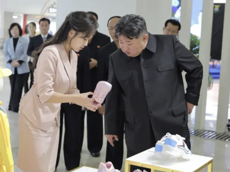 En esta fotografía difundida el lunes por el gobierno de Corea del Norte, el líder norcoreano Kim Jong-un, acompañado por su hija Ju-ae, recorre una exposición de ropa y calzado.&nbsp;